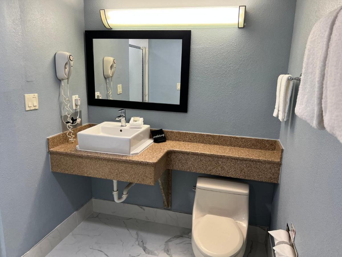 Red Roof Inn & Suites Mt Holly - Mcguire Afb Westampton Экстерьер фото