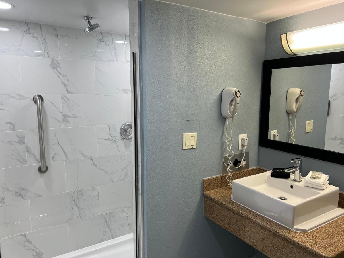 Red Roof Inn & Suites Mt Holly - Mcguire Afb Westampton Экстерьер фото